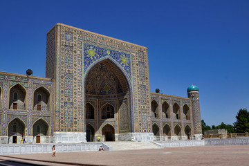Moschee und Medrese am Registan-Platz in Samarkand, Usbekistan