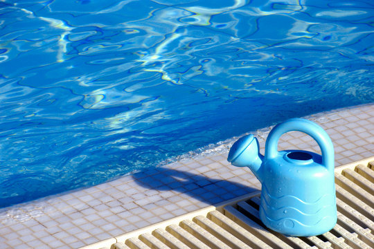 Spielzeug Gie&szlig;kanne  am Pool