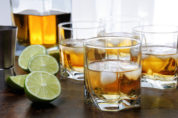 Whiskey with ginger ale and lime