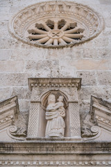 Sculpture of Mary holding baby Jesus