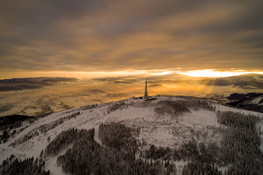 Fototapeta Schronisko- Skrzyczne- Beskid Śląski- Wschód słońca, poranek w górach
