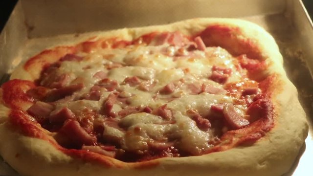 Pizza fatta in casa che cuoce nel forno, time lapse