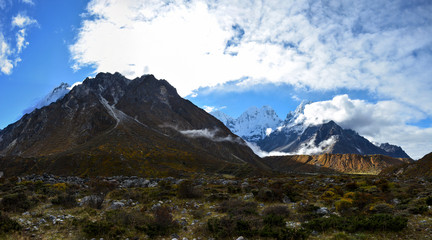 Fototapeta premium Beautiful panoramic view of the Himalayan Mountains at sunrise from Khambachen village. Trek to Kangchenjunga basecamp, Nepal