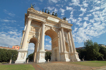 Fototapeta na wymiar Arco della pace a Milano in Italia