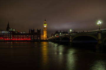Obraz premium big ben and houses of parliament in london at night
