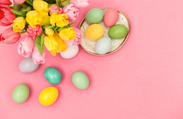 Fototapeta na wymiar Easter eggs tulip flowers decoration pink background