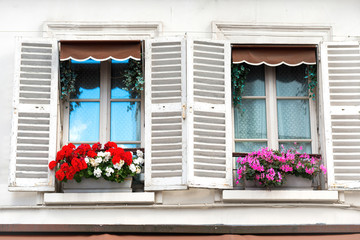 Fototapeta na wymiar Windows with flowers on Montmartre street