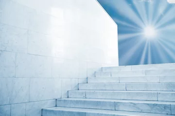 Cercles muraux Escaliers Soleil qui brille sur le ciel sur l& 39 escalier en marbre