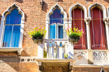 Fototapeta na wymiar Facade with Venetian windows and balkony in Venice