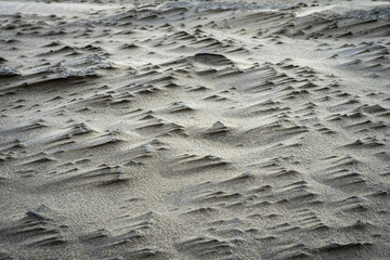 formes régulières sur le sable d'une plage , faite par le vent et la pluie