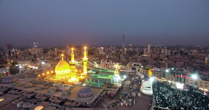 Shiite pilgrims in Karbala between mosques