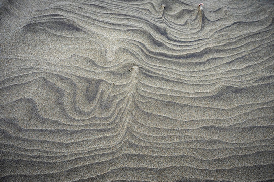 dessins abstraits r&eacute;alis&eacute;s par le vent sur une plage de sable
