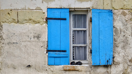 Obraz na płótnie Canvas Altes Fenster mit blauen Läden