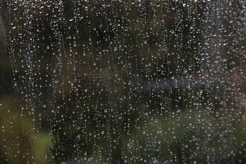 Naklejka na ściany i meble Regentropfen fallen an eine Fensterscheibe