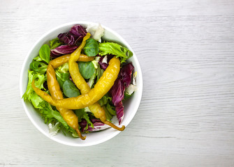 BOL CON ENSALADA DE LECHUGA VERDE Y MORADA Y GUINDILLAS PICANTES EN VINAGRE