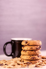 GALLETAS CON VIRUTAS DE CHOCOLATE CON TAZA NEGRA DE CAFÉ Y CEREALES INTEGRALES