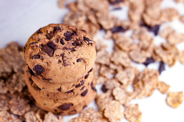 VISTA CENITAL DE GALLETAS CON VIRUTAS DE CHOCOLATE SOBRE CEREALES INTEGRALES