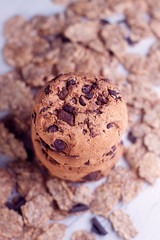 VISTA CENITAL DE GALLETAS CON VIRUTAS DE CHOCOLATE Y CEREALES INTEGRALES