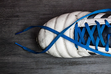 BOTA BLANCA DE FÚTBOL EN PRIMER PLANO CON CORDONES AZULES © CMM.Photo