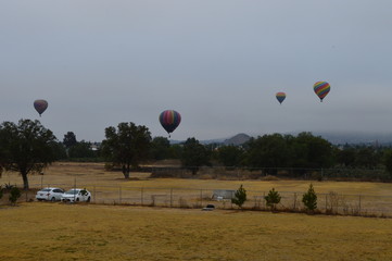 Obraz premium balon na ogrzane powietrze na niebie