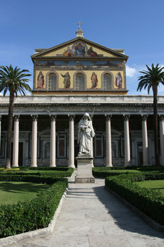 Basilica di San Paolo fuori le mura, a Roma,con statua e facciata della Basilica