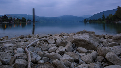 Steine am Ufer von See am Ägerisee in der Schweiz