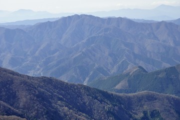 鷹ノ巣山より眺める奥多摩の山並み