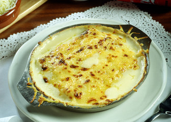 Cazuela individual con canelones gratinados y salsa bechamel.