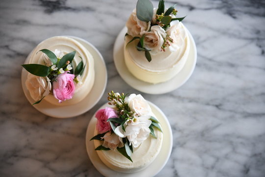 Petit gateaux with floral decoration