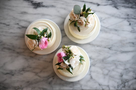 Petit gateaux with floral decoration