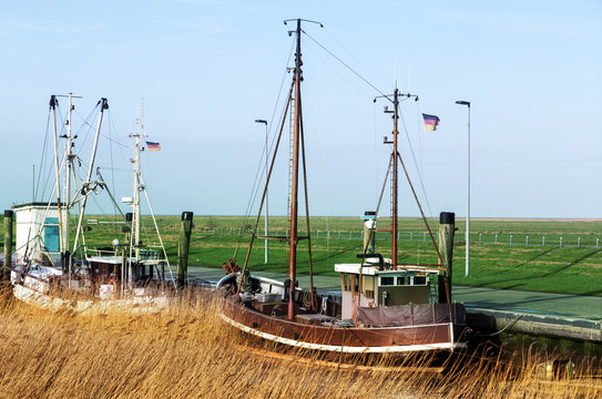 Kutterhafen an der Nordseeküste in Spieka-Neufeld bei Bremerhaven, Krabbenfang in der Wesermündung und Nordsee