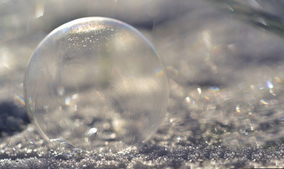 gefrorene seifenblase im winter