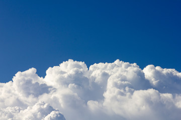Horizonte de Nuvens de Algod&atilde;o e Um C&eacute;u Azul de Brigadeiro em Minas Gerais. Cotton Clouds Horizon and Brigadier Blue Sky in Minas Gerais, Brazil.