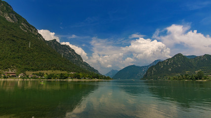 Fototapeta na wymiar Panoramma Landschaft am See mit Bergen, Landschaft im Gebirgstal in Italien, Idrosee. Schöne Naturlandschaft in den Italienberge