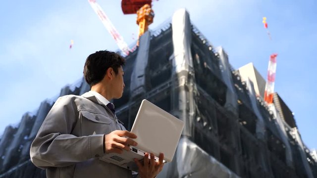 ビジネスマン　工事現場　作業服　パソコン