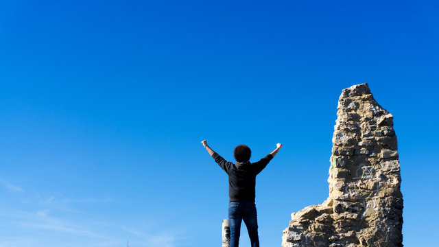 Hombre en la cima de la monta&ntilde;a