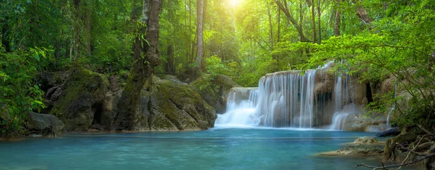 Foto auf Acrylglas Panoramischer schöner tiefer Waldwasserfall in Thailand © yotrakbutda