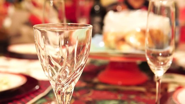 Copas De Vidrio Celebrando Navidad En Familia. Glass Goblets Celebrating Christmas In Family.