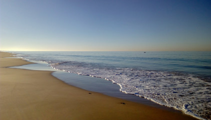 Orilla de la playa del mar con luz