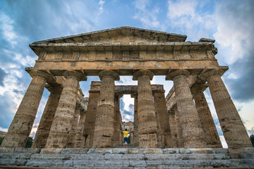 Obraz premium Admiring the beautiful temple of Neptune in Paestum Ruins - Campania, Italy