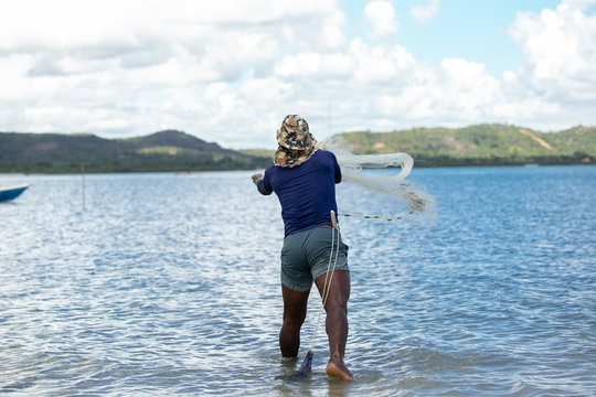 Pescador e sua rede em Salinas de margarida