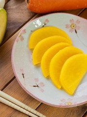 아시아 음식 단무지와 채소