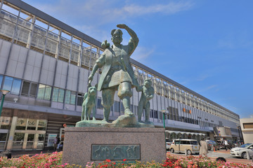 statue Momotaro and his friends font of station