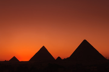 夕暮れのピラミッド