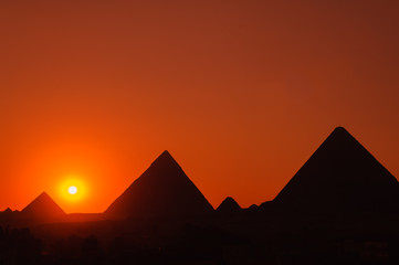 夕暮れのピラミッド