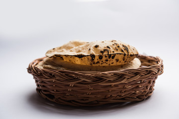 Obraz premium Chapati / Tava Roti also known as Indian bread or Fulka/phulka. Main ingredient of lunch/dinner in India/Pakistan. selective focus