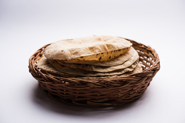 Obraz premium Chapati / Tava Roti also known as Indian bread or Fulka/phulka. Main ingredient of lunch/dinner in India/Pakistan. selective focus