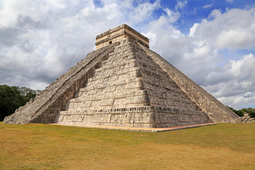 Fototapeta na wymiar El Castillo or Temple of Kukulcan pyramid in Chichén Itzá, Yucatan, Mexico