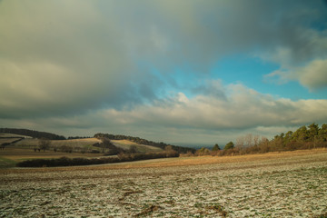 Landschaft im Winter mit wenig Schnee