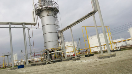 Furnace for heating oil at the refinery